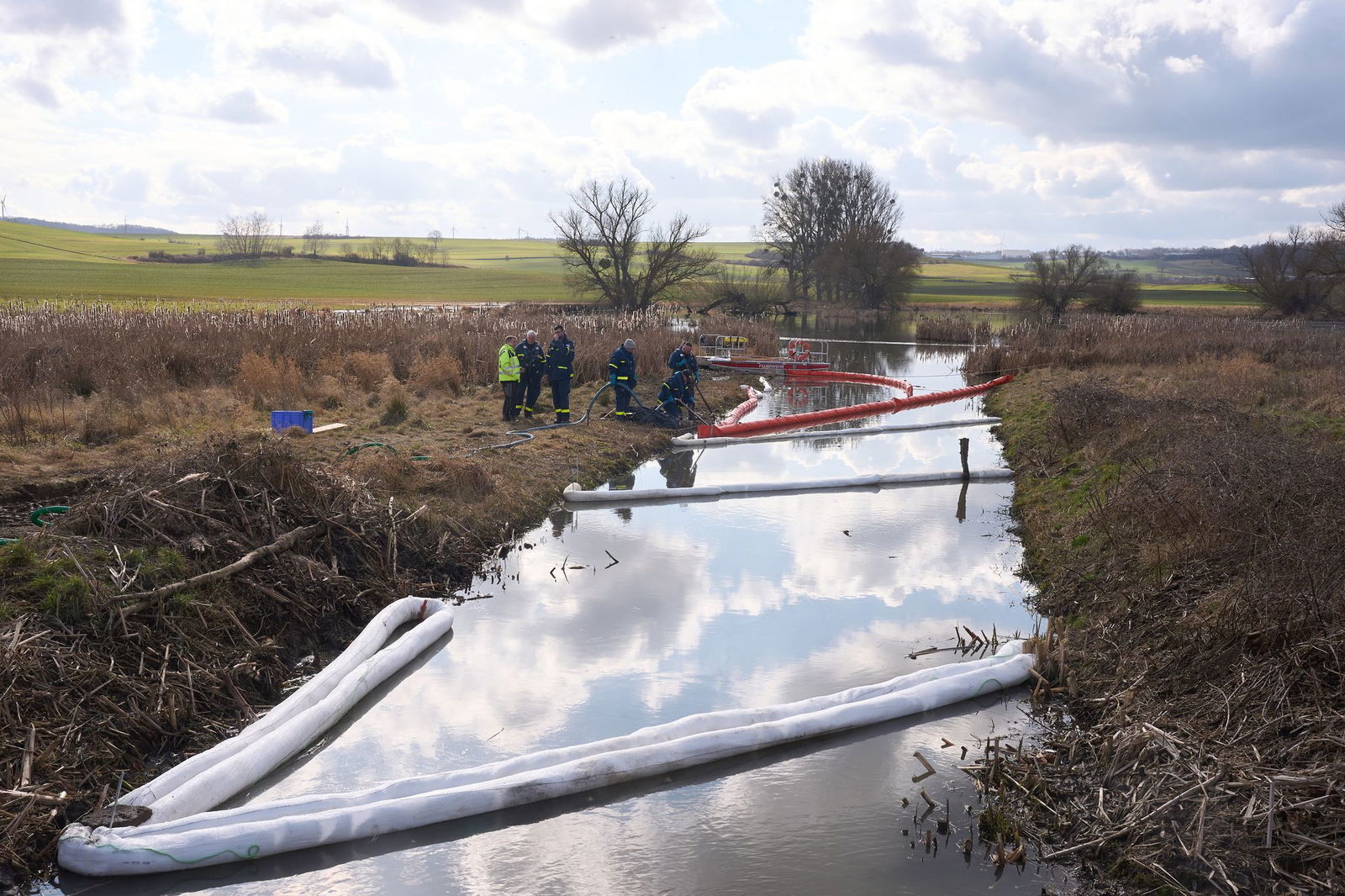 Ölsperren sollen die Ausbreitung des Öls verhindern.