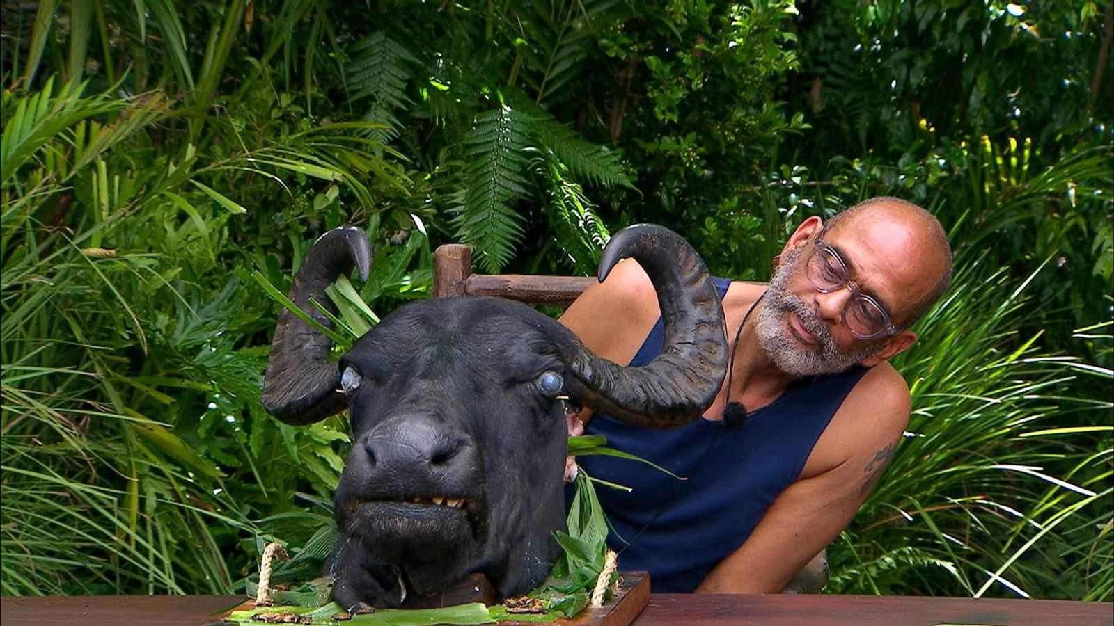 Pierre Sanoussi-Bliss verspeiste erschreckend souverän Ekel-Essen wie hier ein Büffel-Auge.