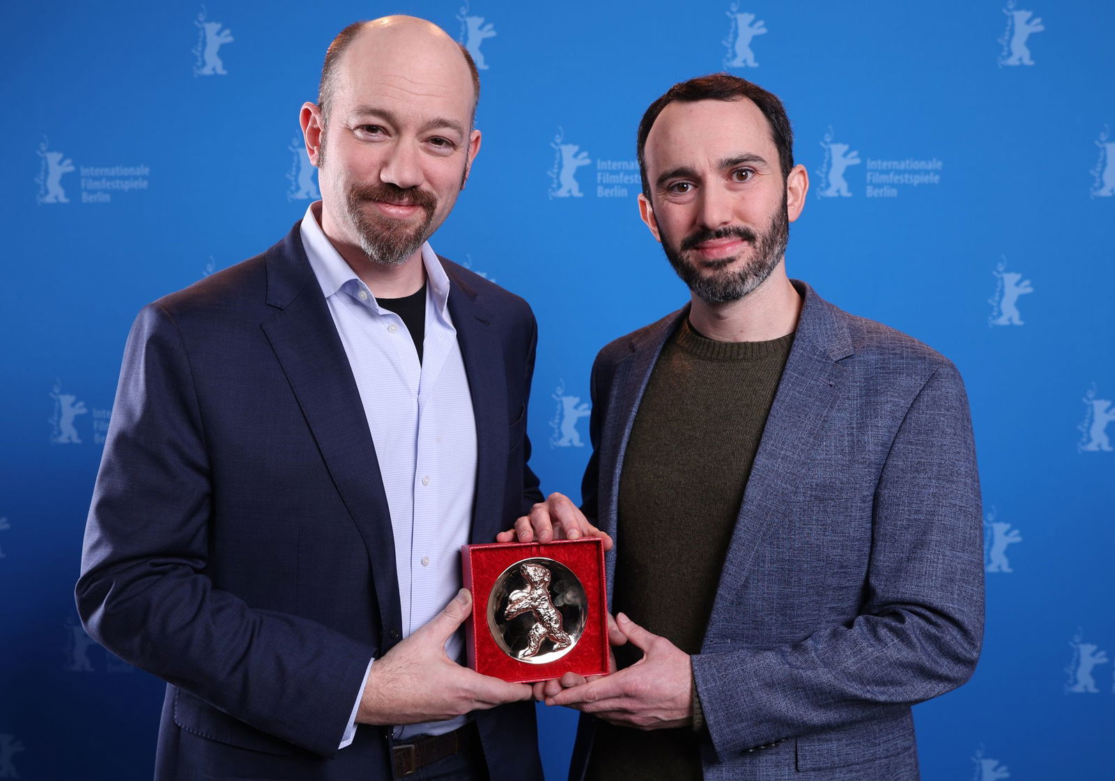 US-Regisseur Brandon Kramer (r) und US-Regisseur Lance Kramer posieren mit dem Berlinale-Dokumentarfilmpreis.