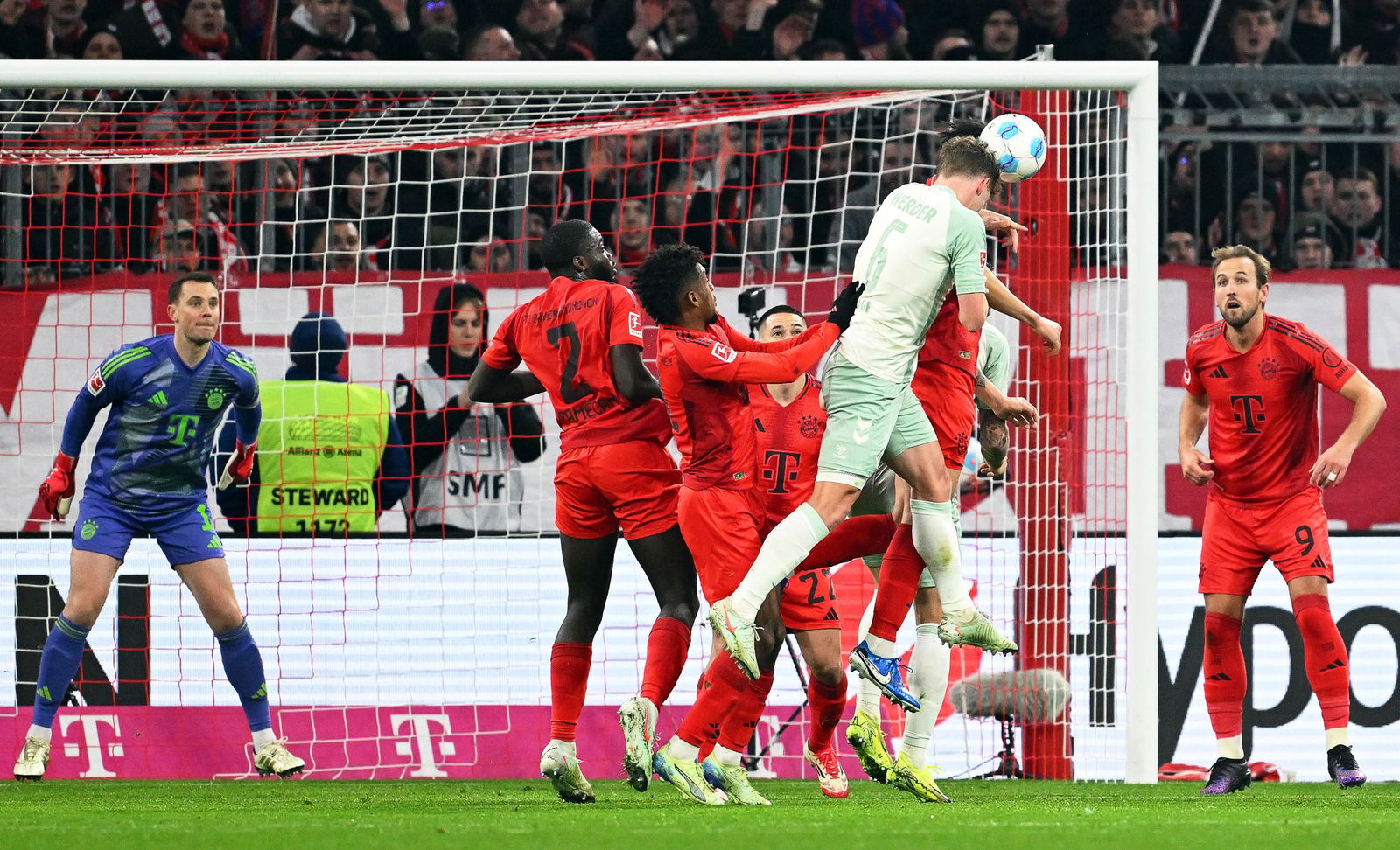 Offensiv fand Werder kaum statt, hier mal ein Kopfballversuch von Jens Stage.