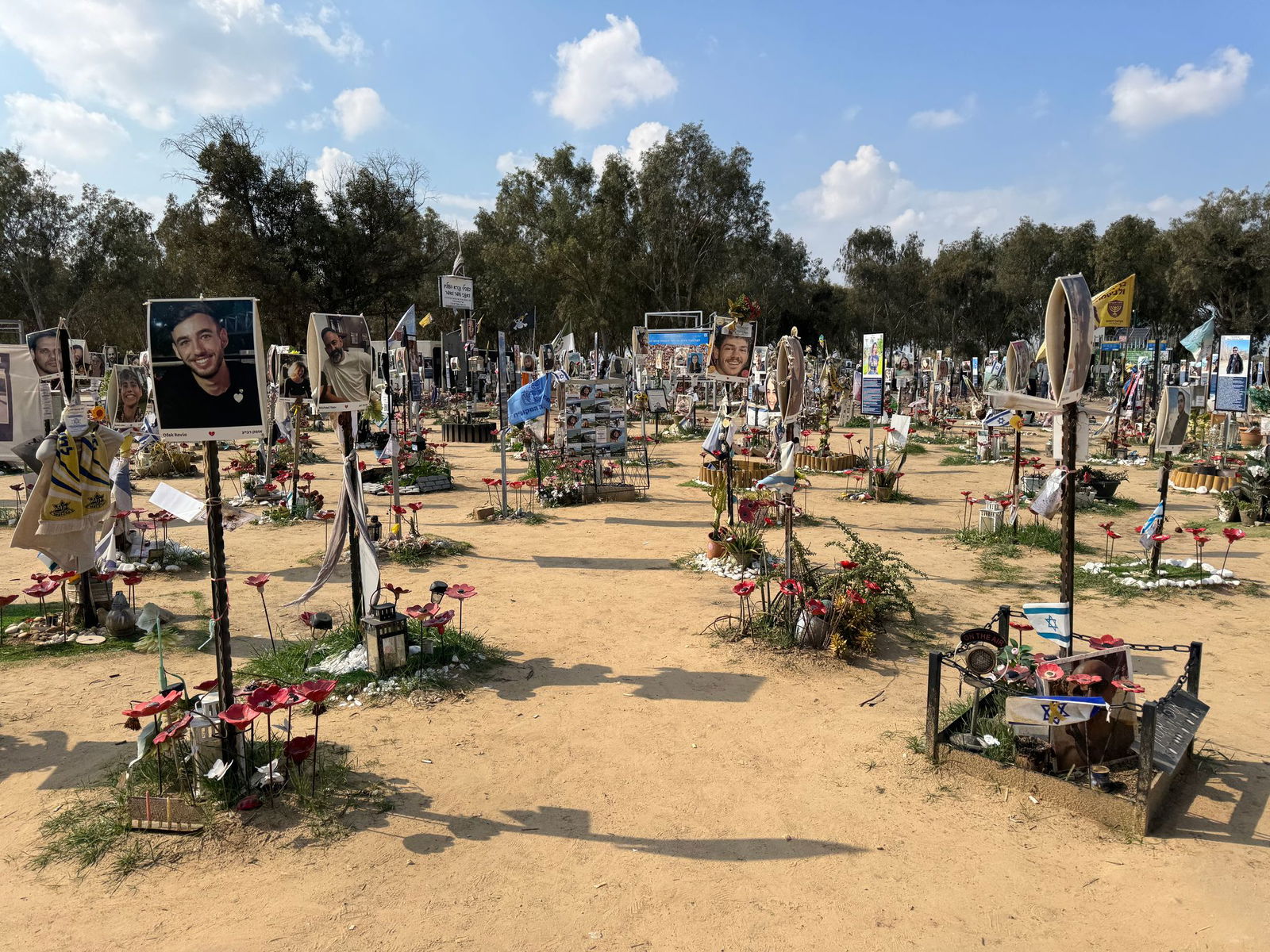 Springhart besucht das Gelände des Nova Festivals, auf dem der Opfer des Massakers vom 7. Oktober 2023 gedacht wird.