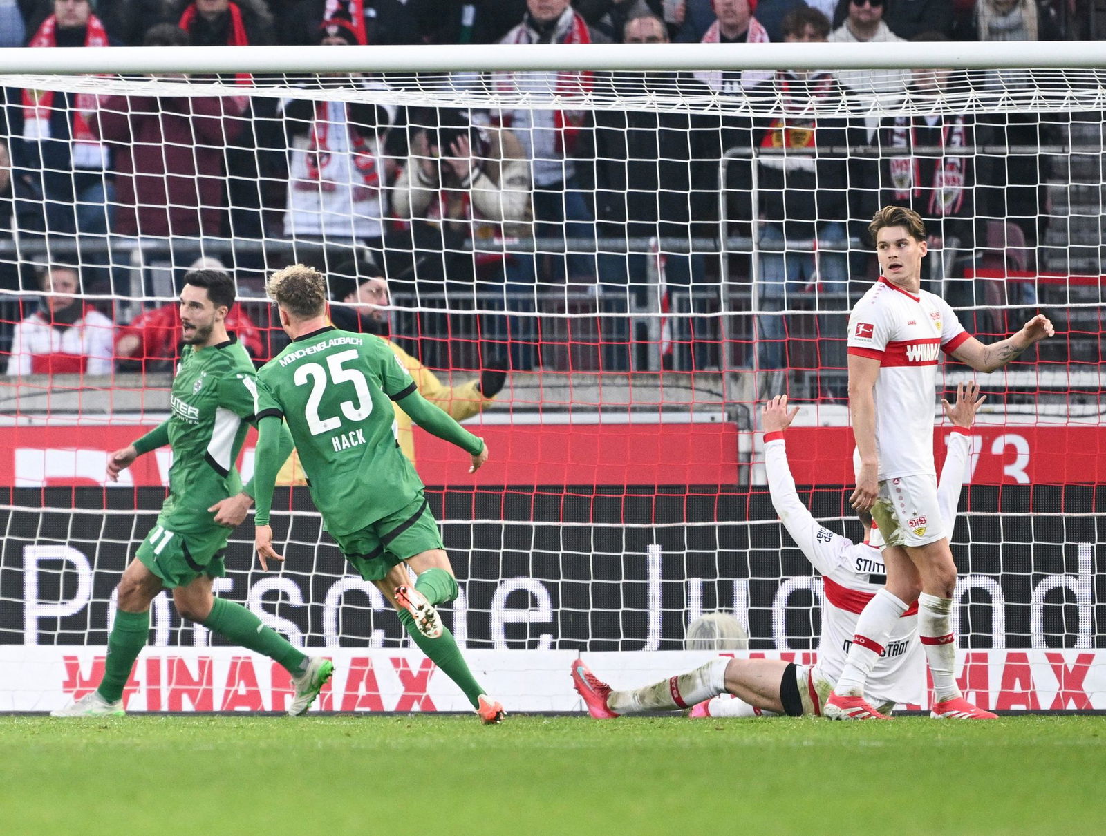 Nationalstürmer Tim Kleindienst (l) dreht nach seinem Siegtor jubelnd ab.