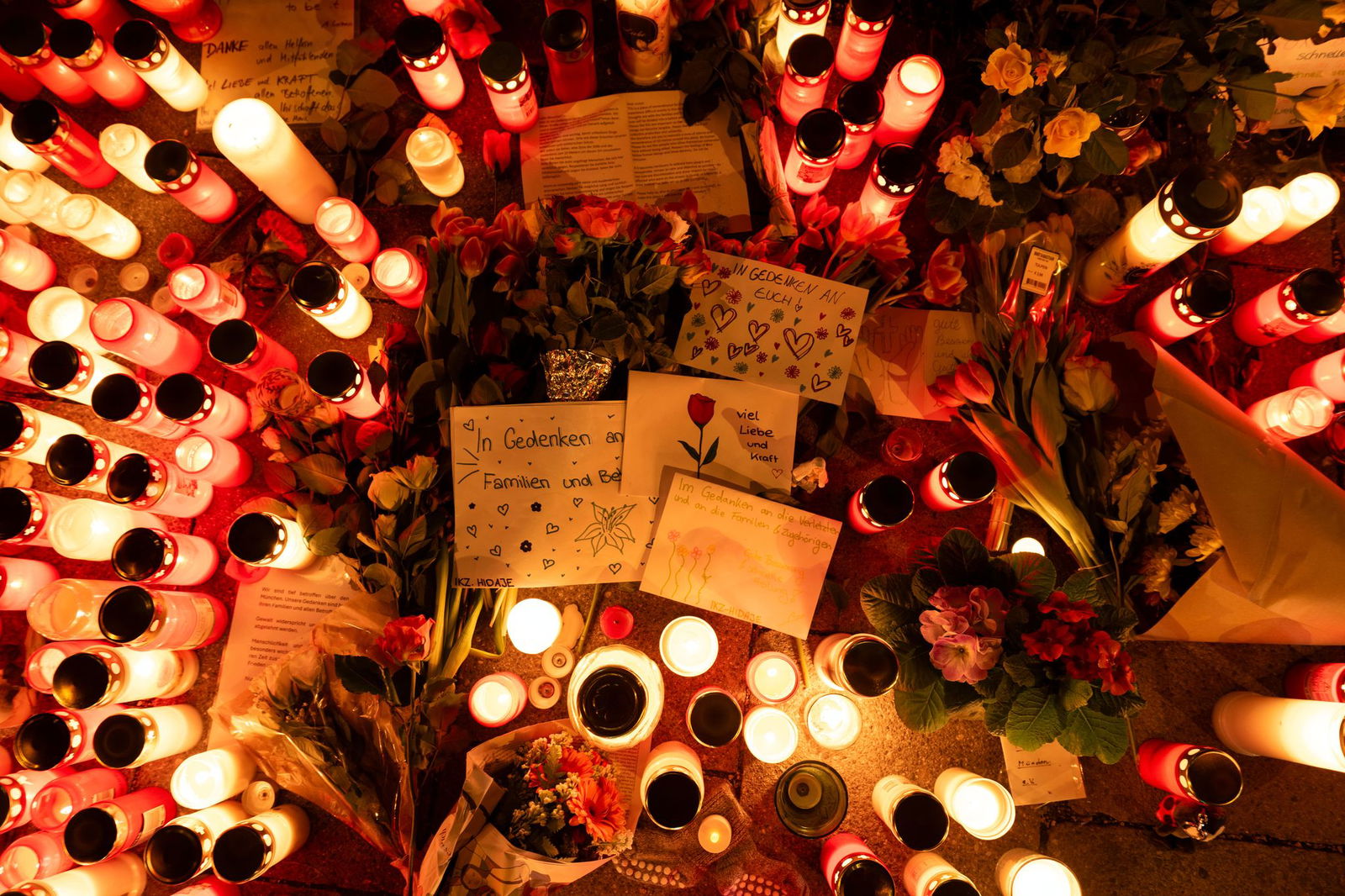 Kerzen und Blumen in der Nähe des Tatorts. 