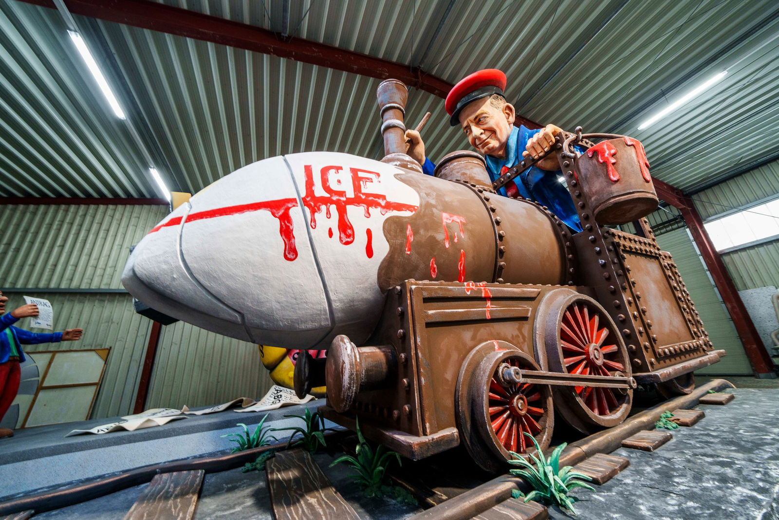 Mehr Schein als Sein? Der für die Bahn zuständige Verkehrsminister Wissing überpinselt an einer Lok kräftig Rost.