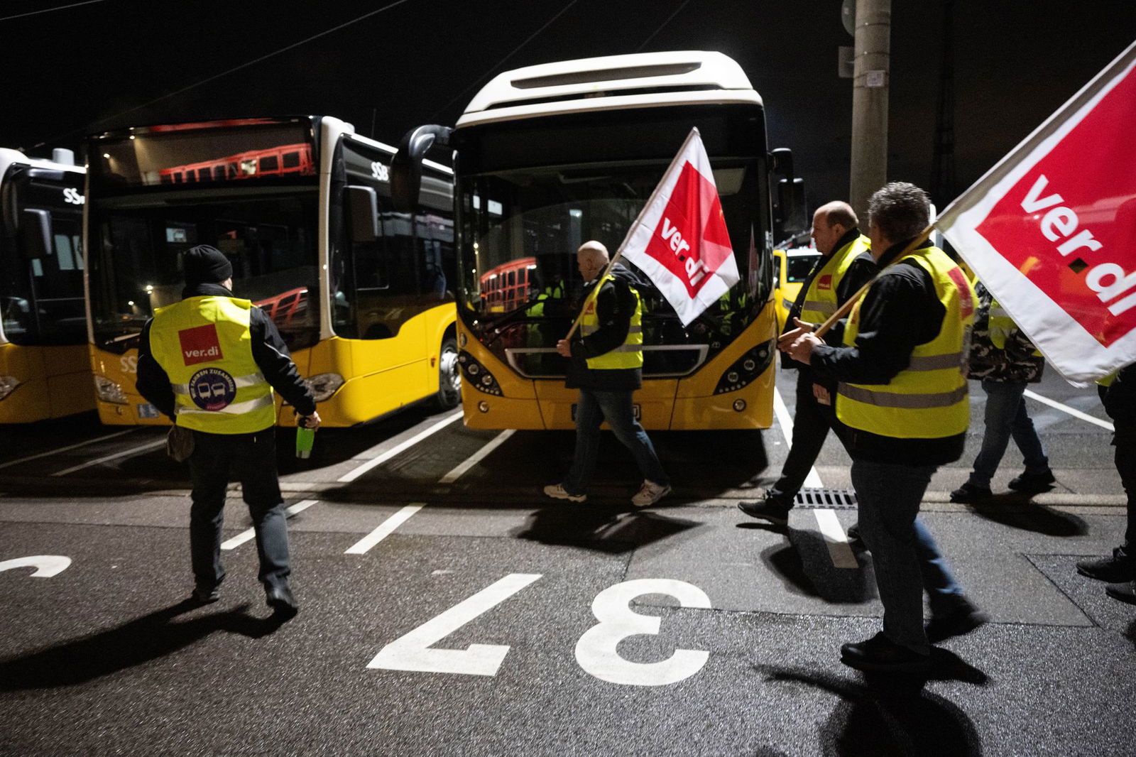 Busse und Bahnen bleiben in mehreren Städten im Südwesten im Depot. (Archivbild)