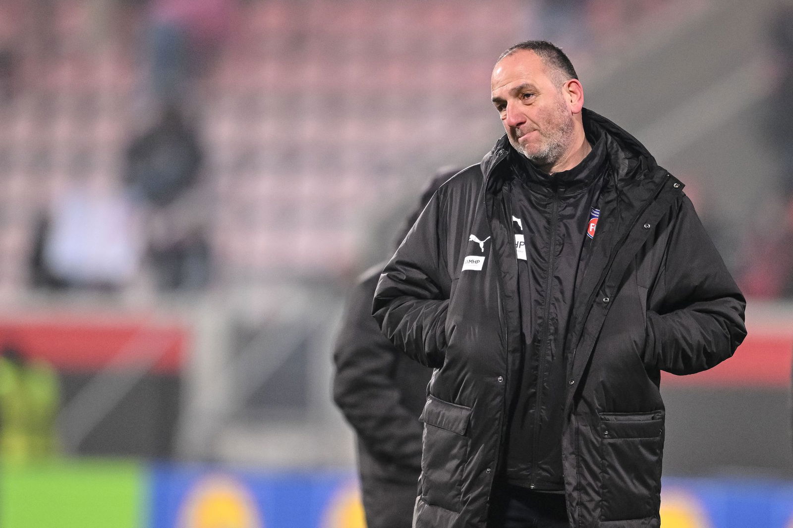 Heidenheims Trainer Frank Schmidt ist enttäuscht und richtet den vollen Fokus nun auf den Abstiegskampf der Fußball-Bundesliga. 