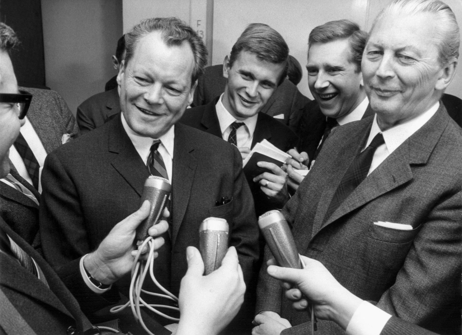 Die erste «Groko»: CDU-Kanzlerkandidat Kurt Georg Kiesinger und SPD-Chef Willy Brandt besiegeln 1966 das Bündnis aus Union und Sozialdemokraten, die zusammen auf fast 87 Prozent der Stimmen kamen (2021: 50 Prozent).