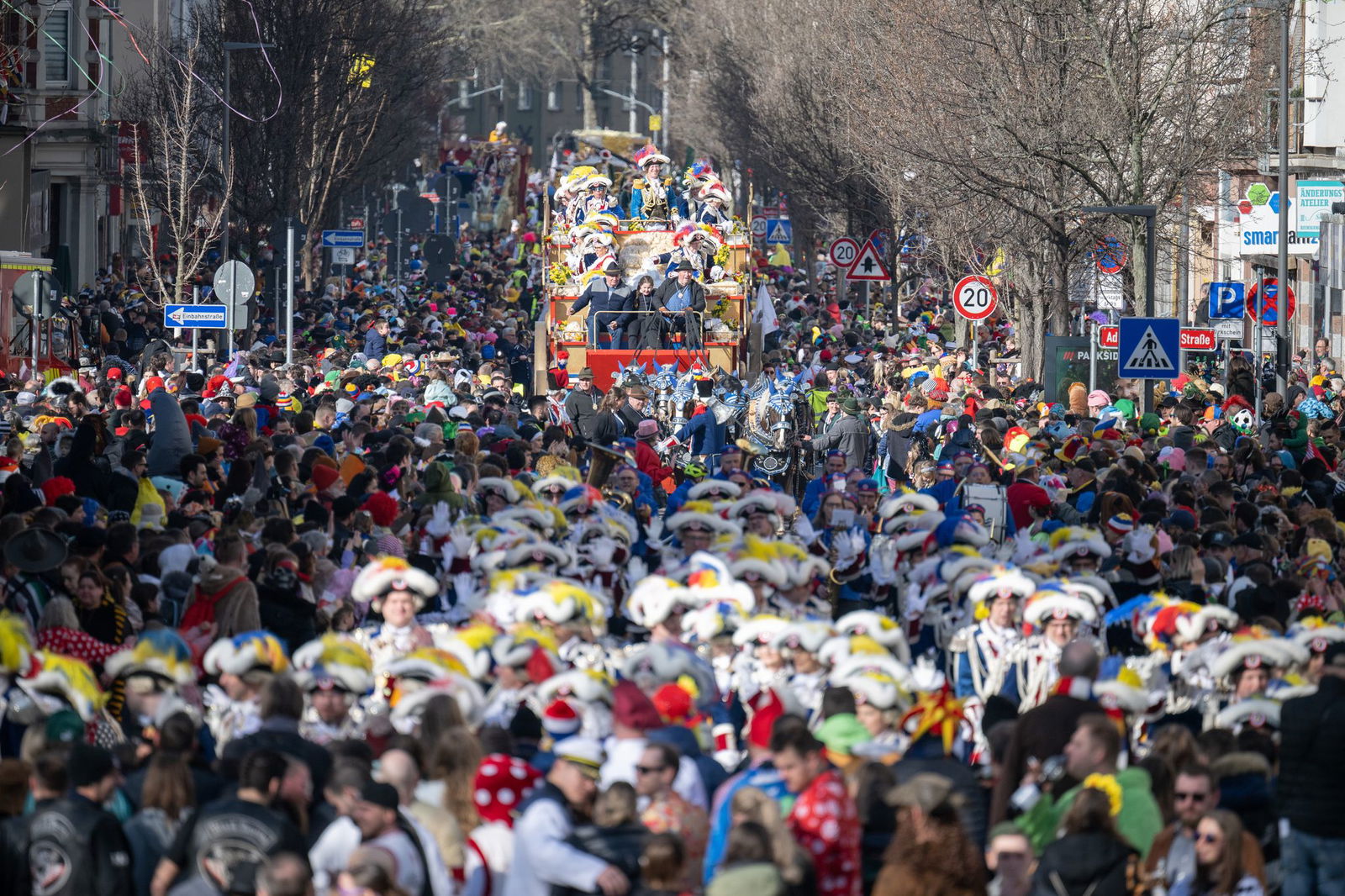 Damit sich beim Feiern möglichst niemand verletzt, verbietet die Stadt Mainz am Rosenmontag den Verkauf von Glas. (Archivbild)
