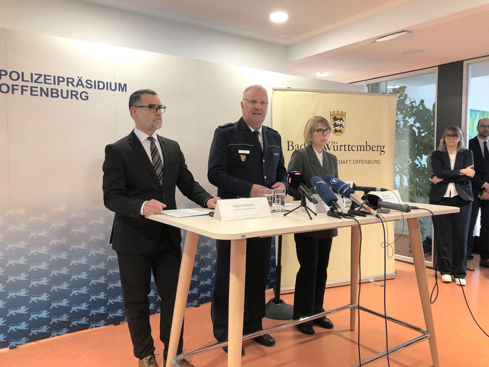 Kriminaldirektor Raoul Hackenjos (links), der Leiter des Polizeipräsidiums Offenburg, Jürgen Rieger (Mitte) und die Leiterin der Staatsanwaltschaft Offenburg, Iris Janke veröffentlichten am 13. Februar Erkenntnisse der ersten Ermittlungen auf einer Press…