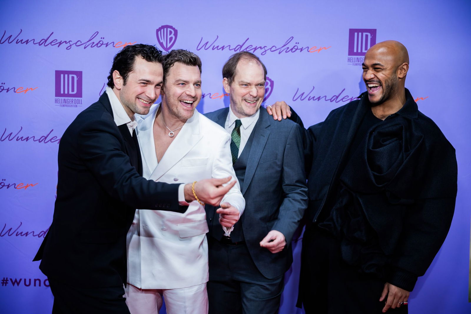 Ein Teil der männlichen Besetzung. 