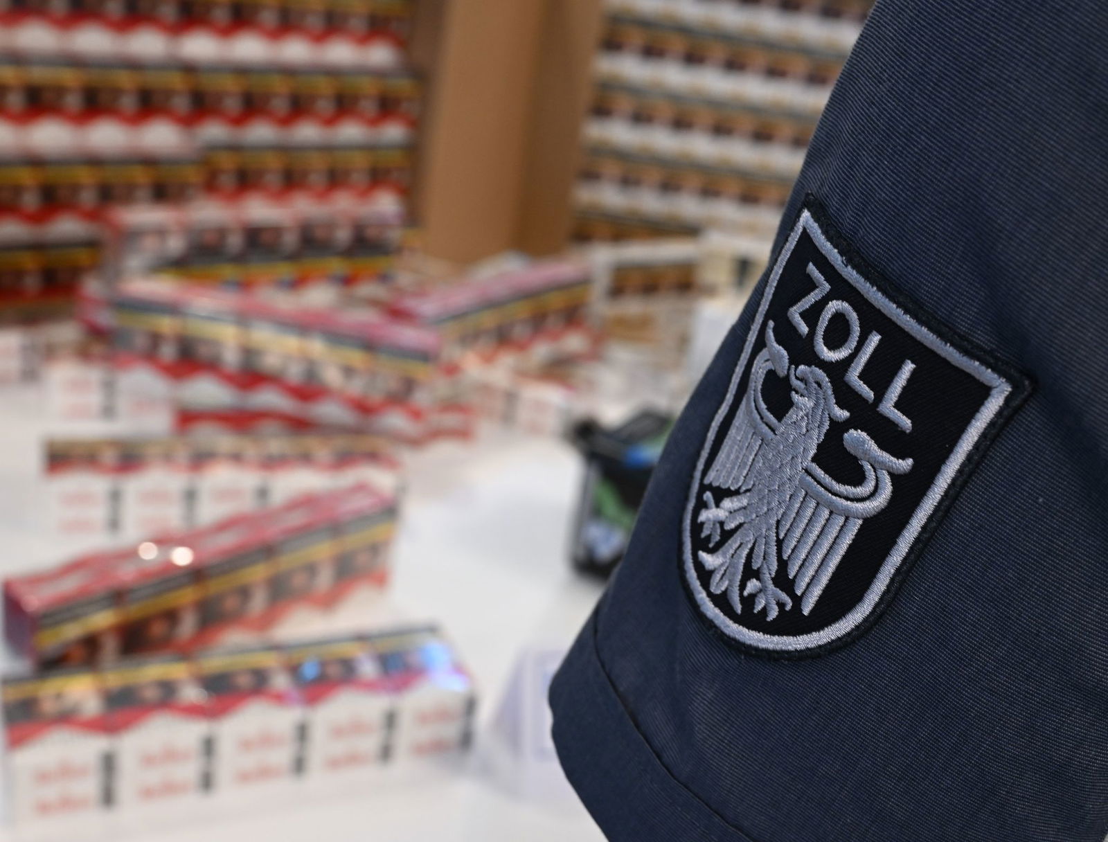 «Illegale und gefälschte Tabakwaren werden oft unter hygienisch sehr fragwürdigen Umständen hergestellt», hieß es vom Zoll. (Symbolbild)