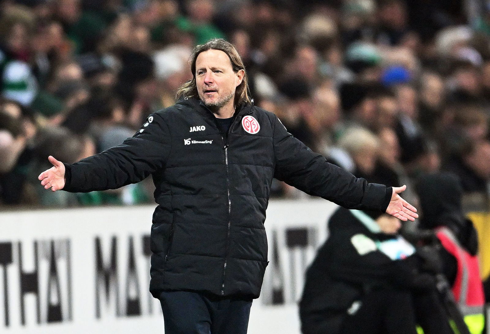 Nach der vierten Gelben Karte gesperrt: Der Mainzer Trainer Bo Henriksen. 