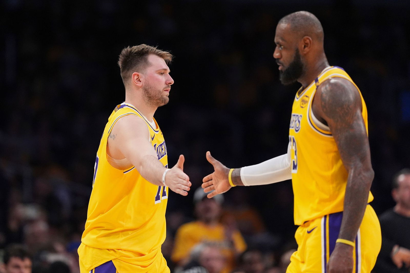Luka Doncic (l.) und LeBron James liefen zum ersten Mal gemeinsam für die Lakers auf.