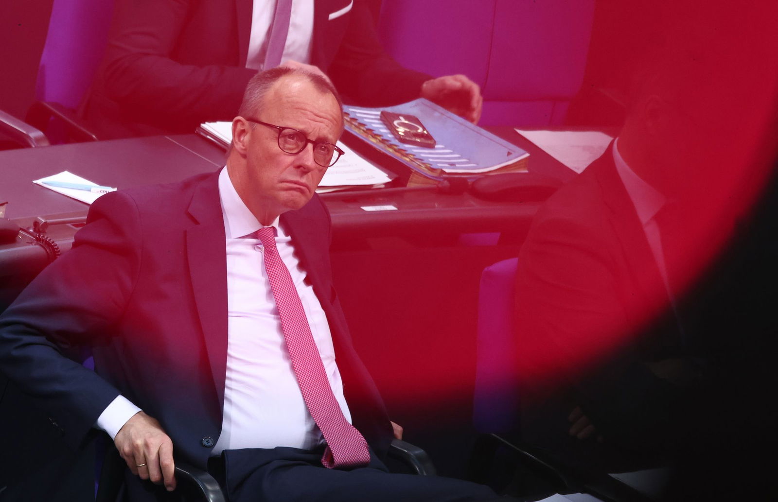 Friedrich Merz (CDU), Kanzlerkandidat der Union, muss sich von der SPD anhören, er sei nicht fähig, auf Augenhöhe zu verhandeln, sondern wolle die anderen Fraktionen erpressen, damit sie seine Vorschläge zur Migrationspolitik unverändert abnicken. 