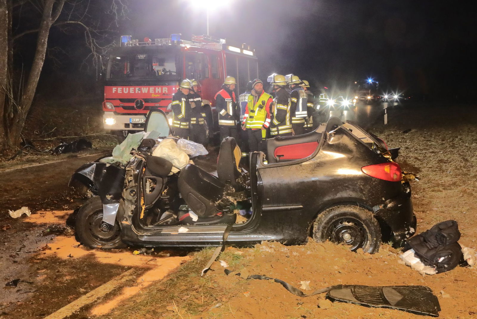 Die vier jungen Männer wurden schwer verletzt in Krankenhäuser gebracht.