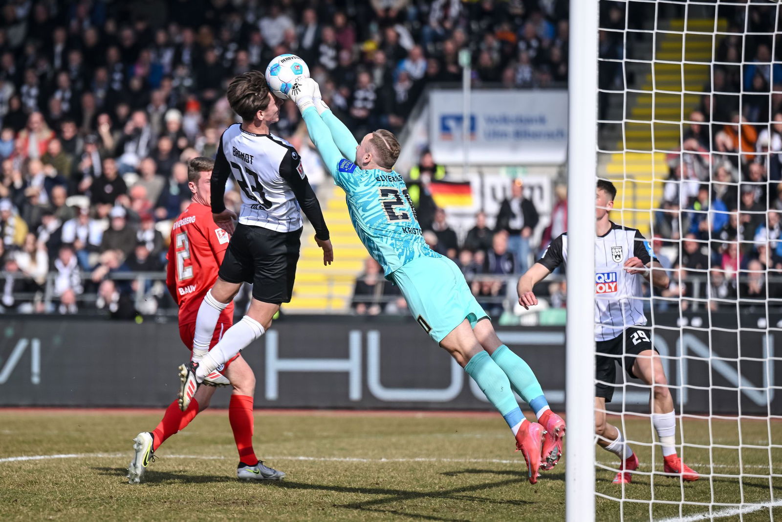 Ulm und Elversberg lieferten sich ein umkämpftes Duell.