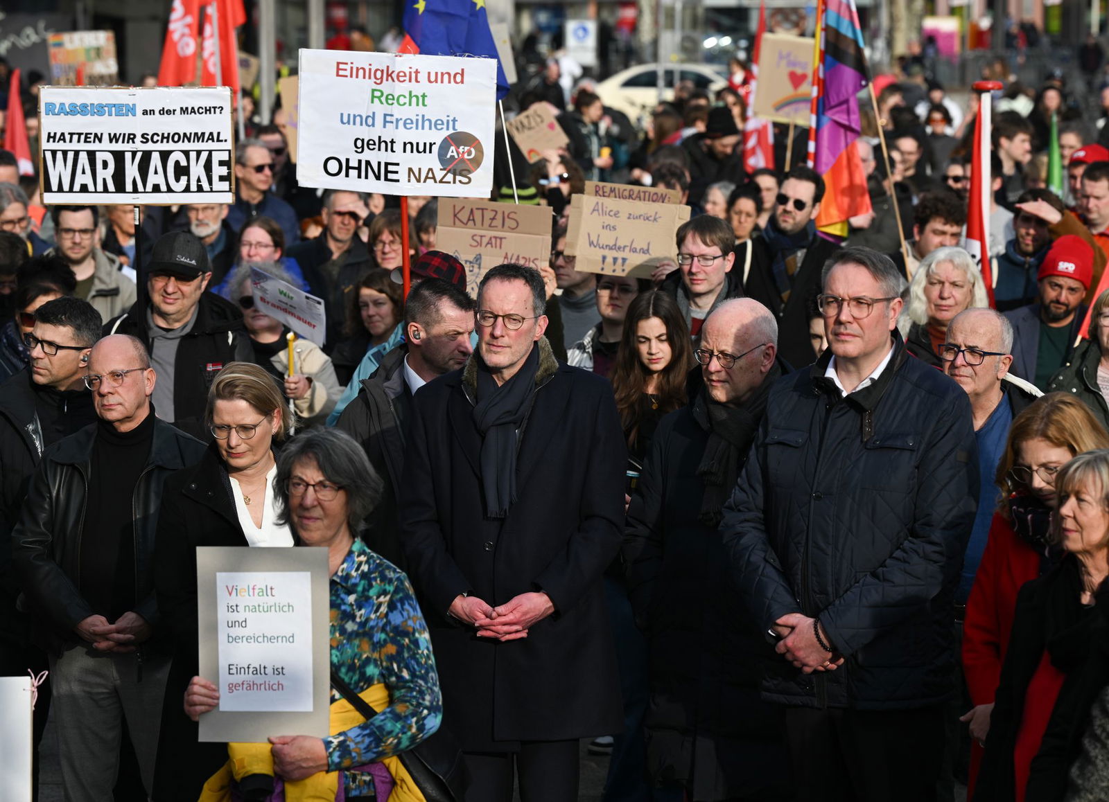 Neben dem amtierenden Ministerpräsidenten Schweitzer kamen auch der frühere Regierungschef Rudolf Scharping (links neben Schweitzer) sowie mehrere Minister des derzeitigen Kabinetts zu der Kundgebung. 