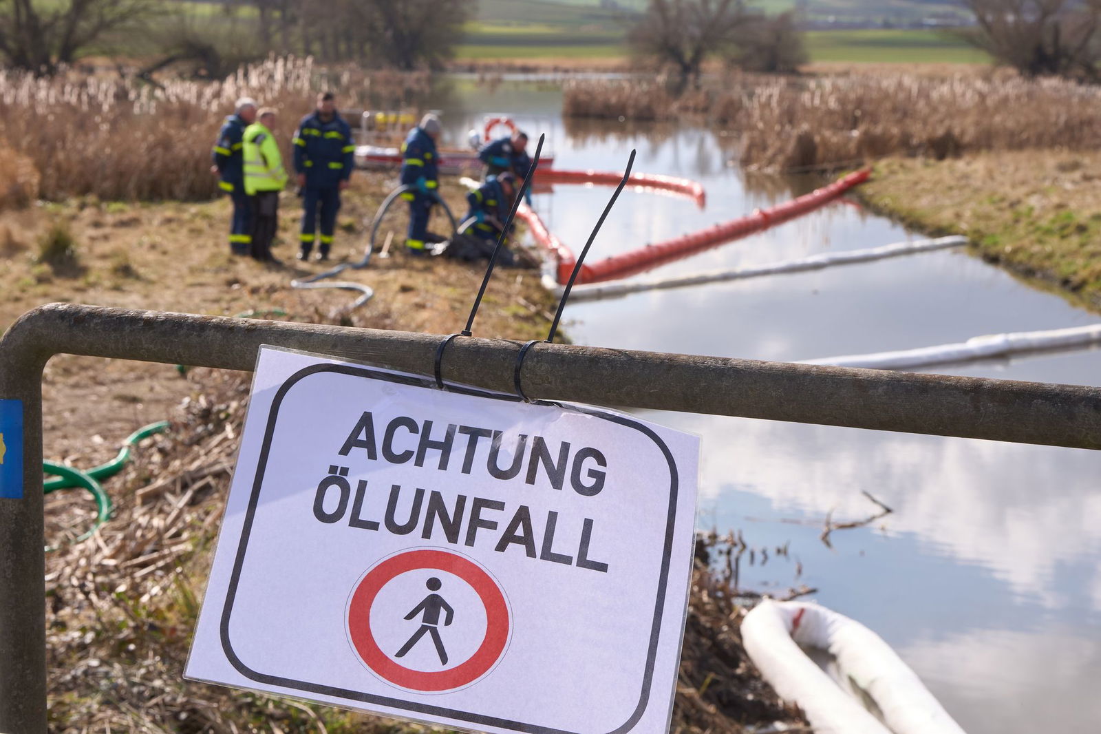 Zahlreiche Einsatzkräfte sind mit den Arbeiten in dem Gebiet beschäftigt.