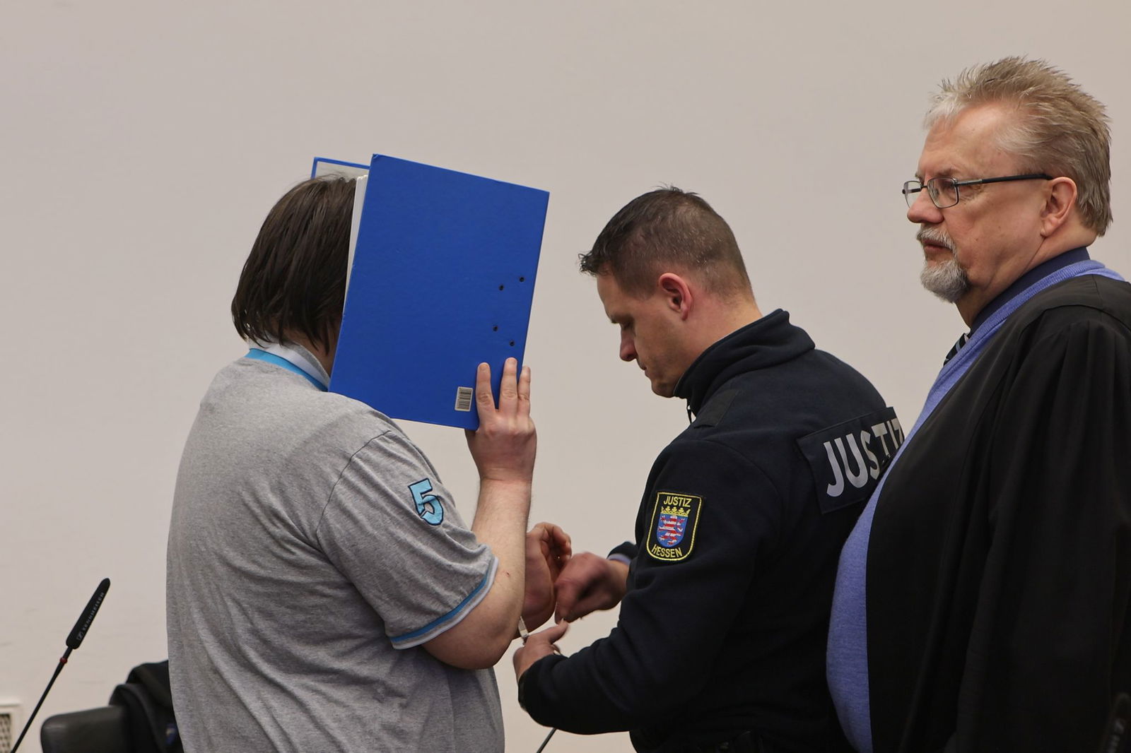 In einem neuen Prozess vor dem Landgericht Gießen hat der verurteilte Mörder (l.) der 14-jährigen Ayleen aus Baden-Württemberg den Vorwurf des sexuellen Kindesmissbrauchs ohne Körperkontakt eingeräumt.