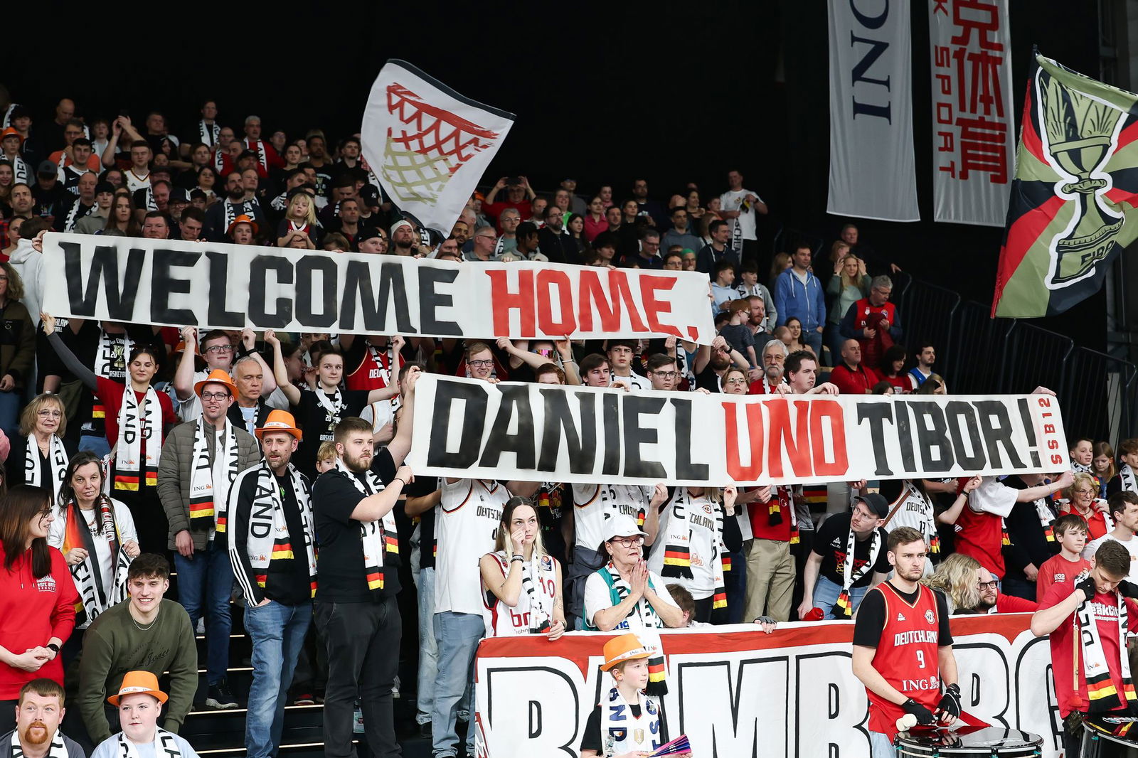 Die Fans begrüßen die ehemaligen Bamberger Profis.