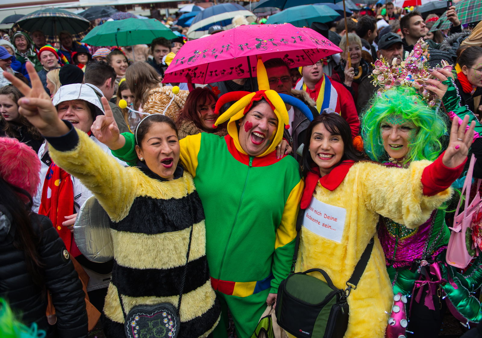Frauen tanzen zur Fastnachtsmusik