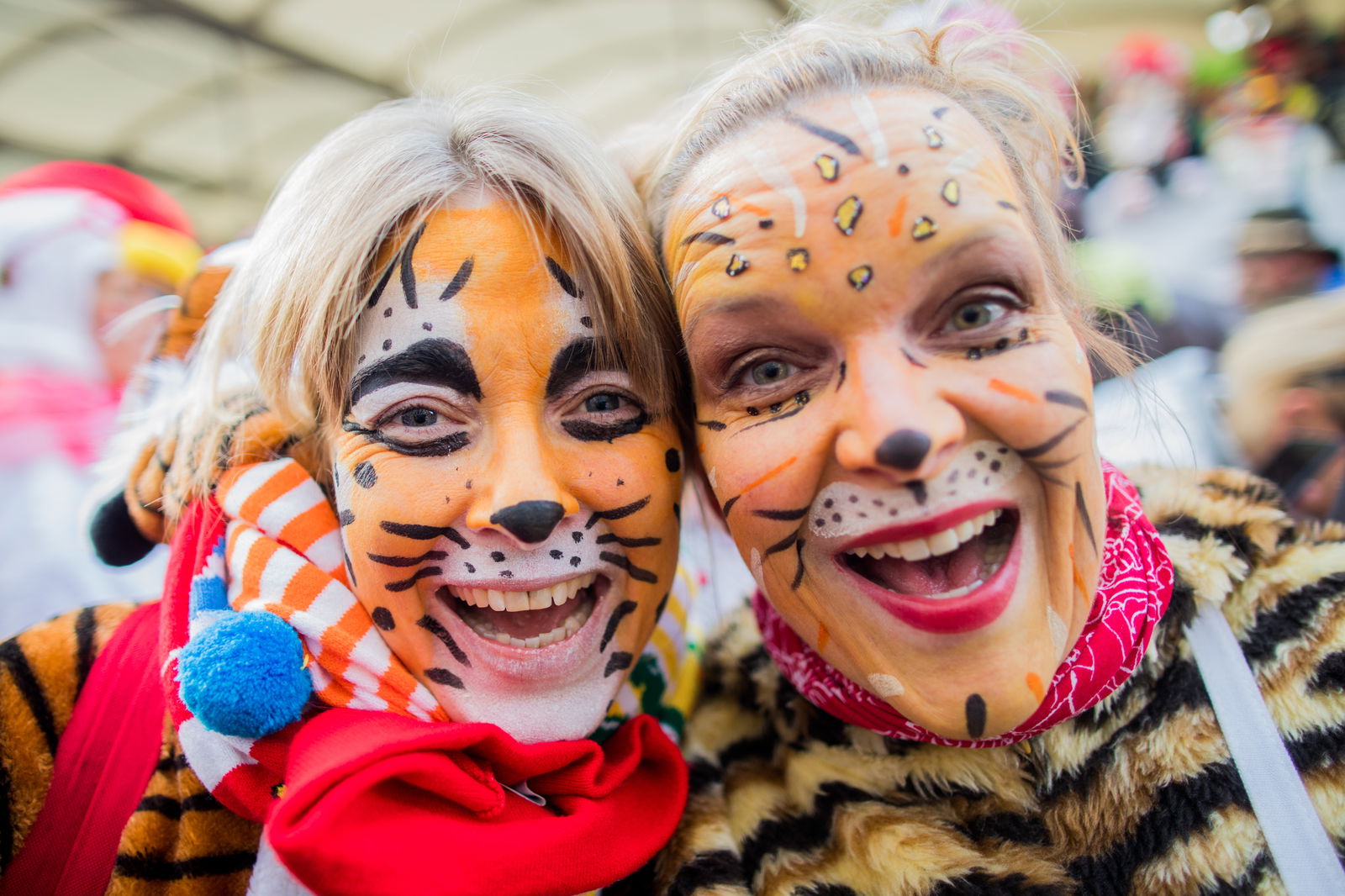 Frauen feiern gemeinsam Altweiberfastnacht