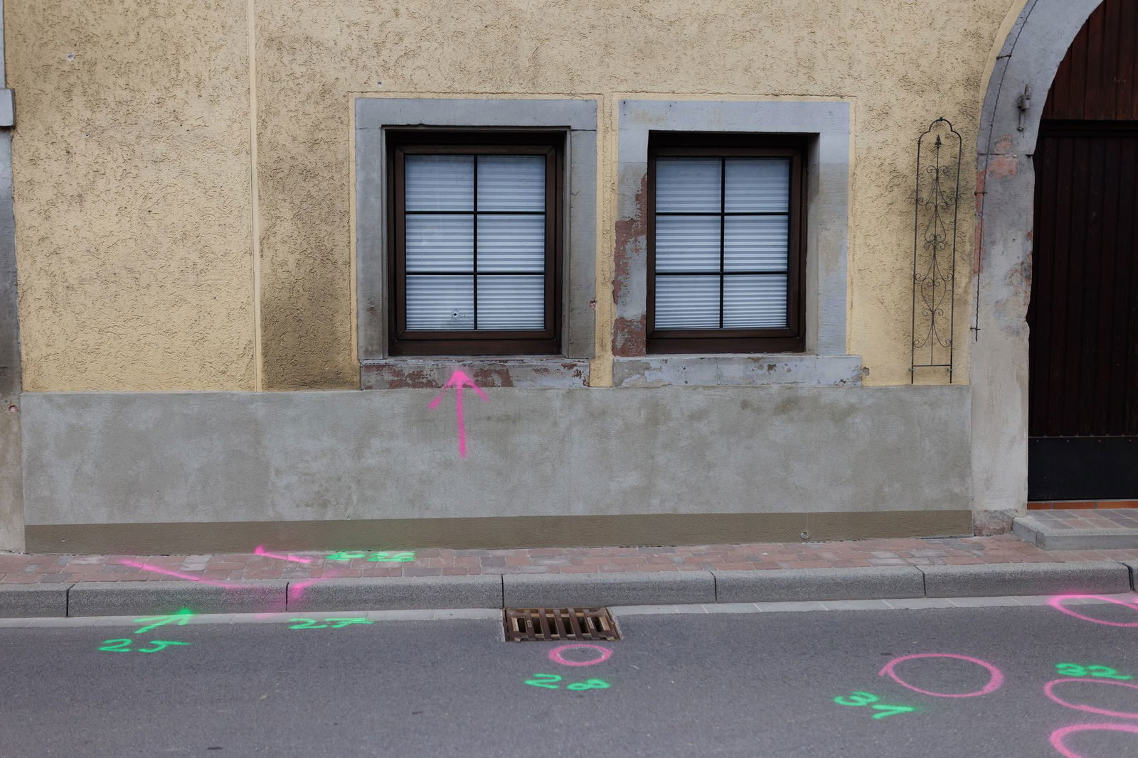 Bewaffneter Mann stirbt nach Polizeischüssen nahe Freiburg. 