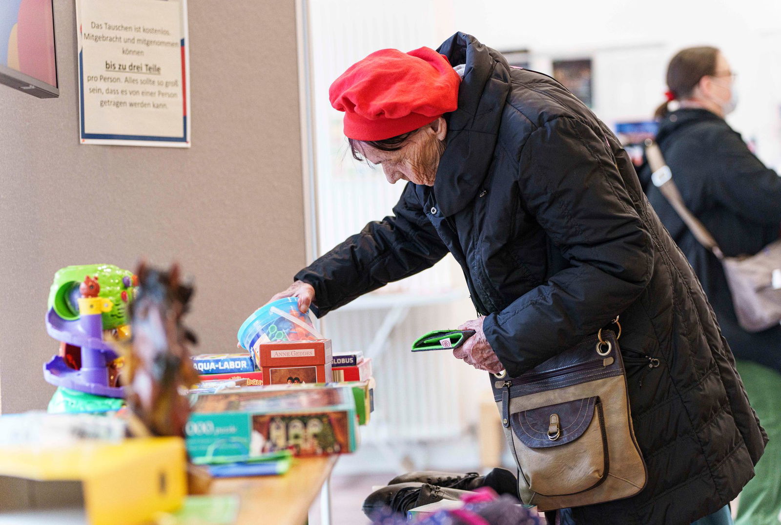 Tauschmärkte wie hier in Mainz bieten eine gute Möglichkeit, verschiedenen Waren vom Kochtopf bis zum Schulranzen ein neues Leben zu schenken.