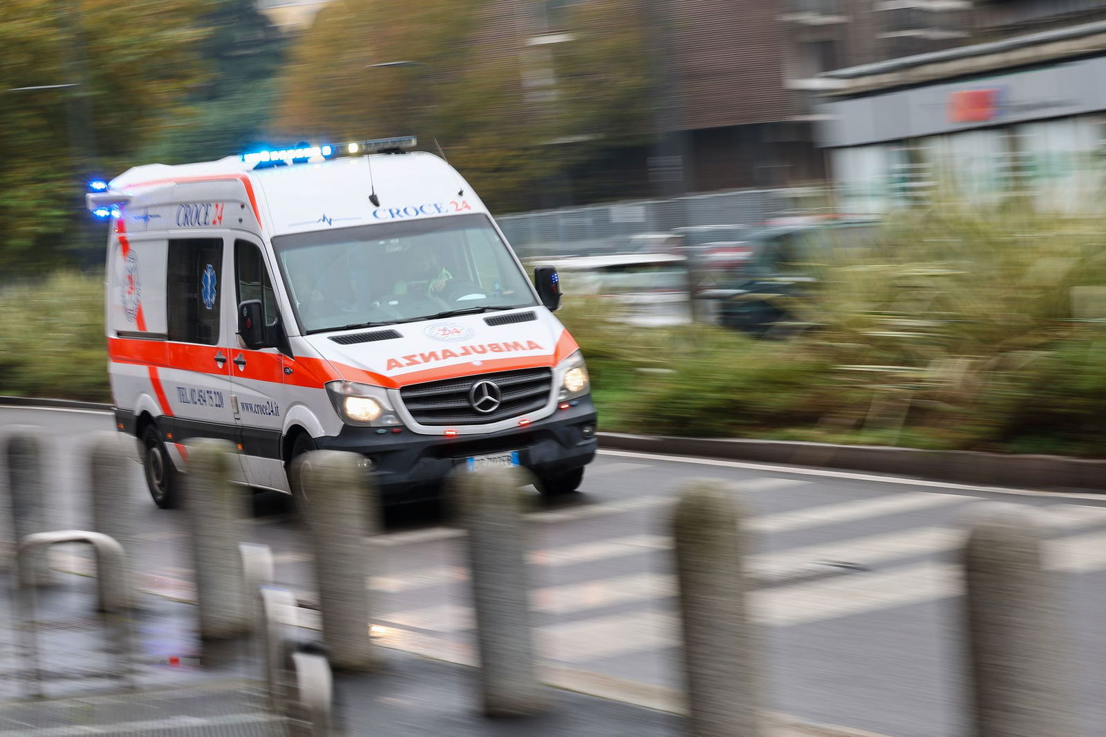 Fünf Menschen wurden per Rettungswagen ins Krankenhaus gebracht. (Symbolbild)