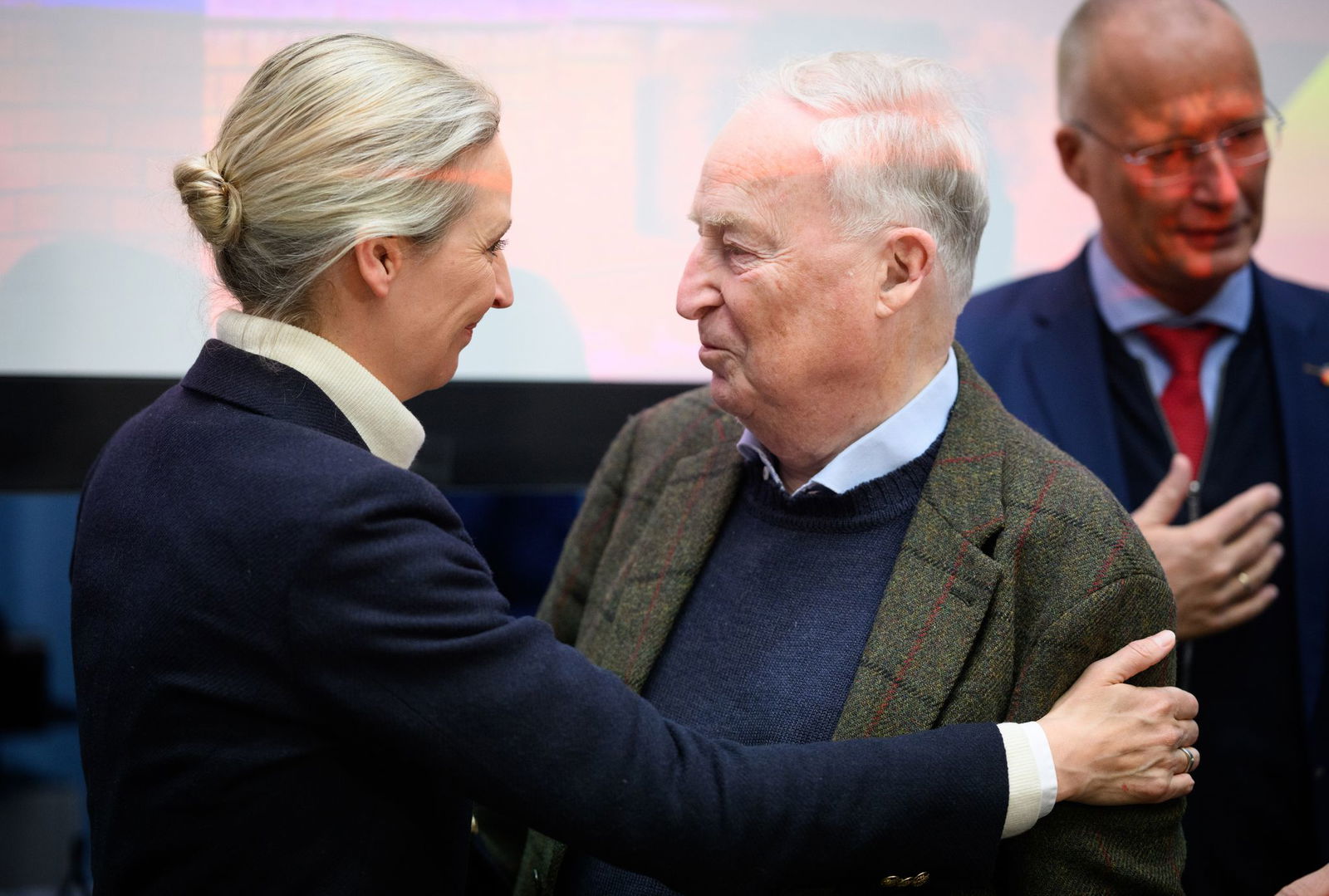 AfD-Mitgründer Alexander Gauland zieht sich doch noch nicht zurück und wird Ehrenvorsitzender der Fraktion. 