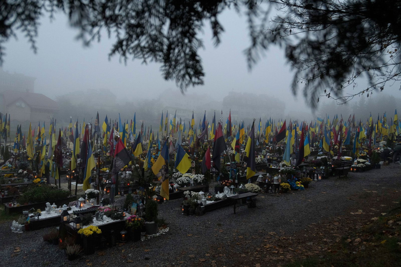 Soldatengräber in der Ukraine. UN-Beobachter haben seit dem Sommer deutlich mehr Fälle erfasst, in denen ukrainische Kriegsgefangene getötet wurden. (Symbolbild)