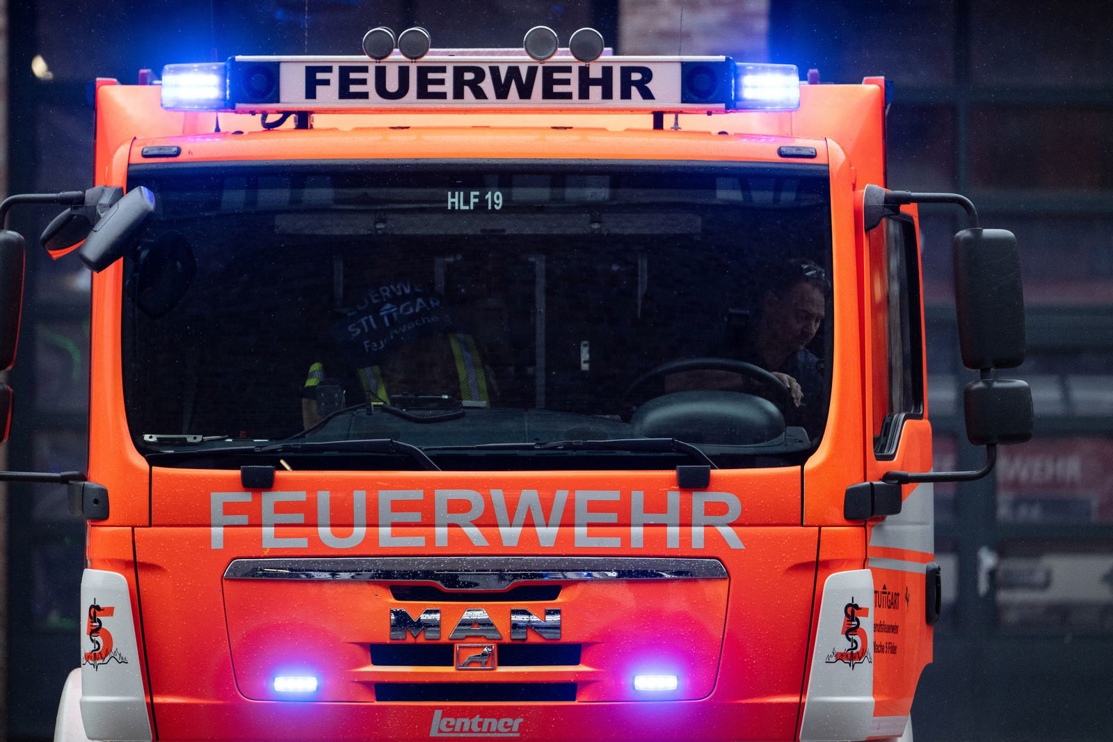 Die Freiwillige Feuerwehr Rottweil war laut Polizei mit 13 Fahrzeugen und 52 Kräften im Einsatz. (Symbolbild)
