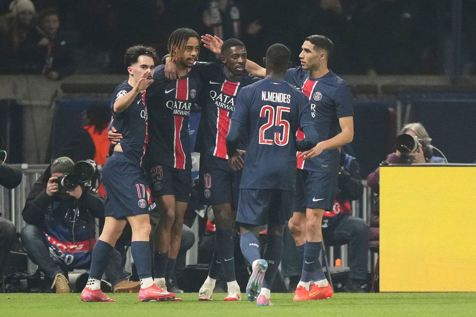 Souverän ins Achtelfinale: Die Profis von Paris Saint-Germain jubeln.