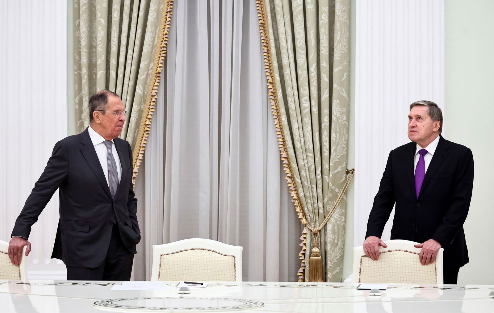 Außenminister Lawrow (l.) und Präsidentenberater Uschakow führen die russische Delegation an. (Archivbild)