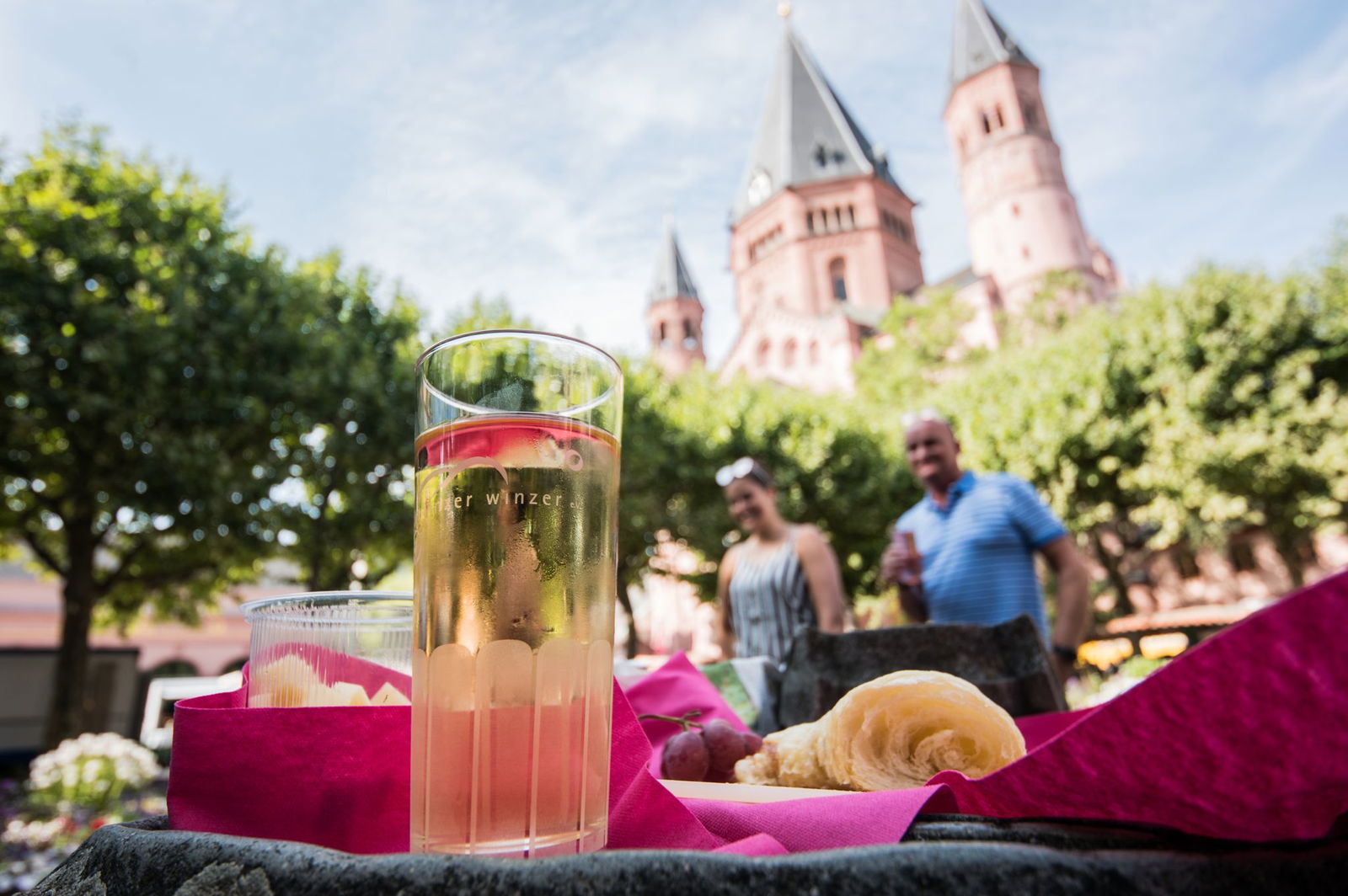 Mit dem Mainzer Marktfrühstück beginnt die Saison der größeren Frühlingsfeste in Rheinland-Pfalz. (Archivbild)  