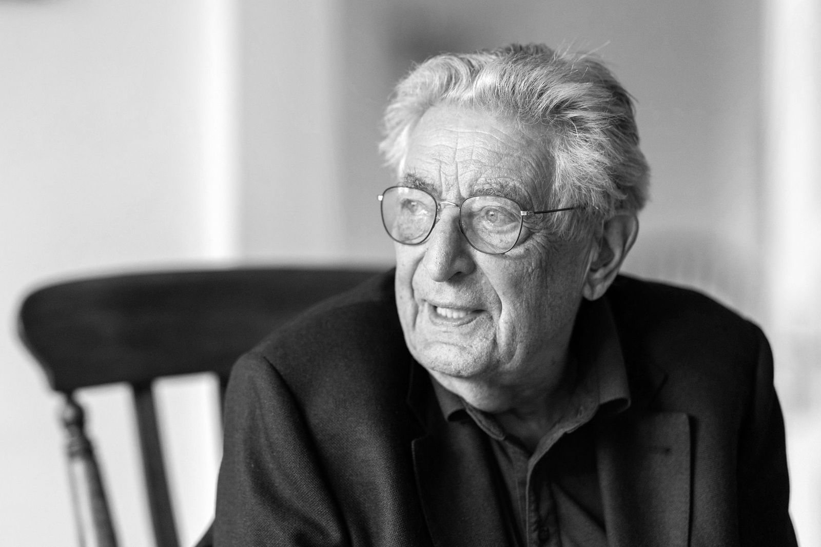 Gerhart Baum im Oktober 2022 in seiner Kölner Wohnung. (Archivbild)