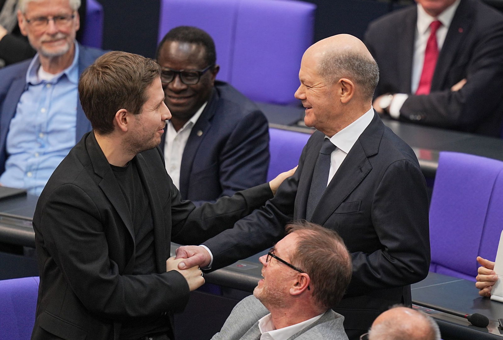 Kühnert musste im Parlament viele Hände schütteln - auch die von Kanzler Scholz.