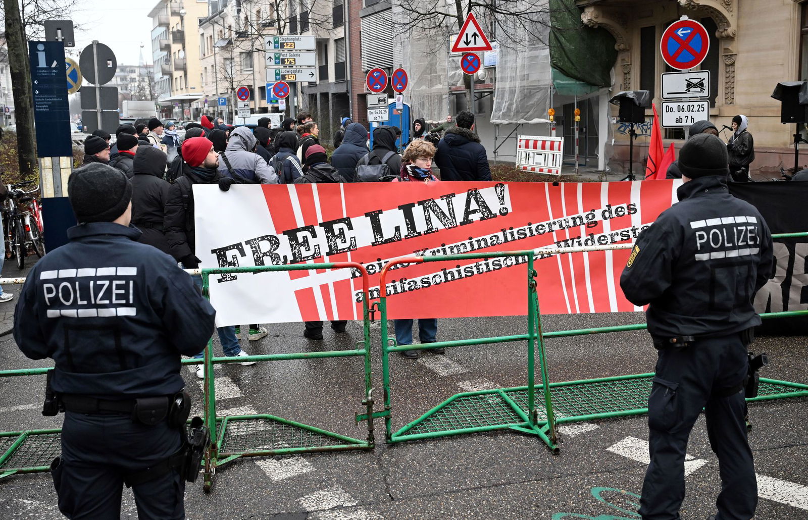 Vor dem BGH haben sich Sympathisanten zu einer Solidaritätskundgebung versammelt. 