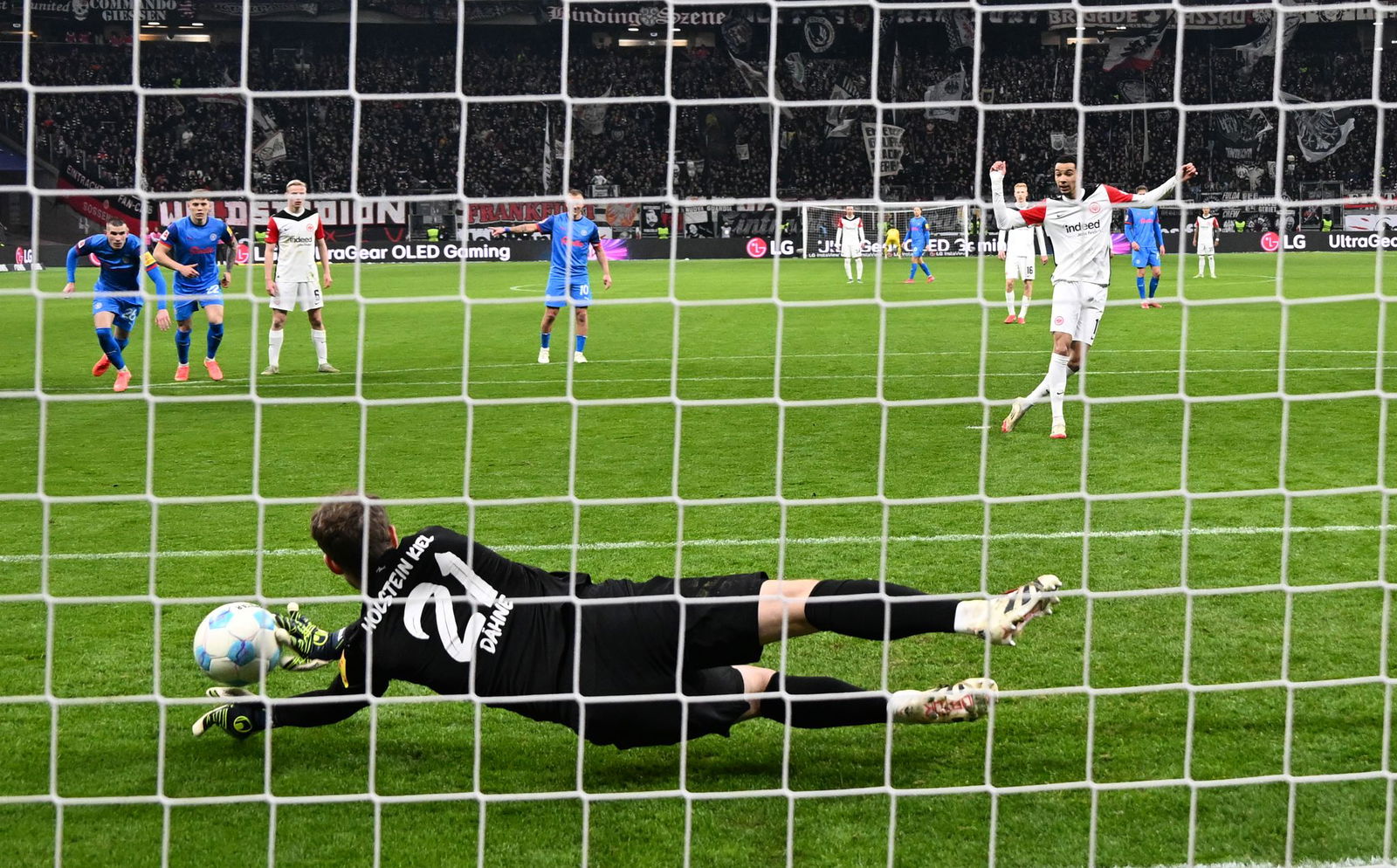 Parierte bei seinem Bundesligadebüt einen Elfmeter: Kiels Torwart Thomas Dähne.