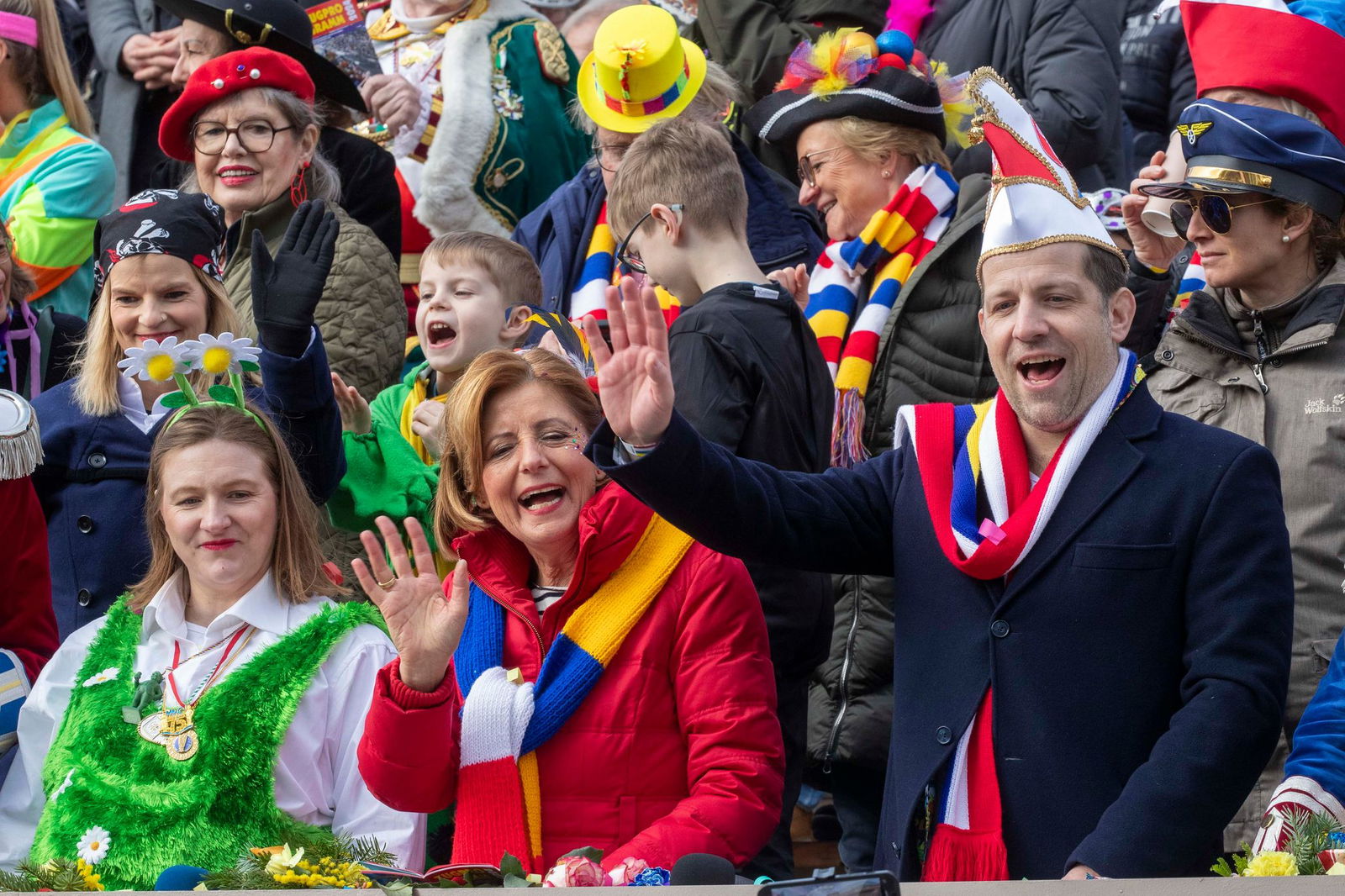 Ein donnerndes «Helau» ist beim Mainzer Rosenmontagszug auch von politischer Prominenz zu hören, wie hier 2024 von der damaligen Ministerpräsidentin Malu Dreyer (M) und Oberbürgermeister Nino Haase (parteilos). (Archivbild)