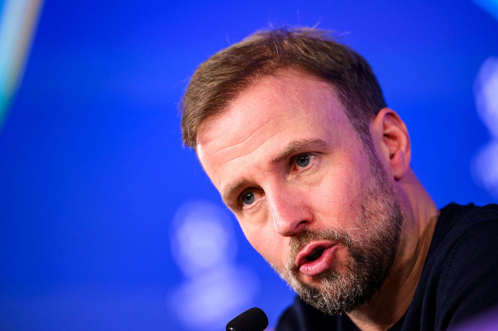 Trainer Sebastian Hoeneß und der VfB Stuttgart treffen am Samstag auf Borussia Mönchengladbach.