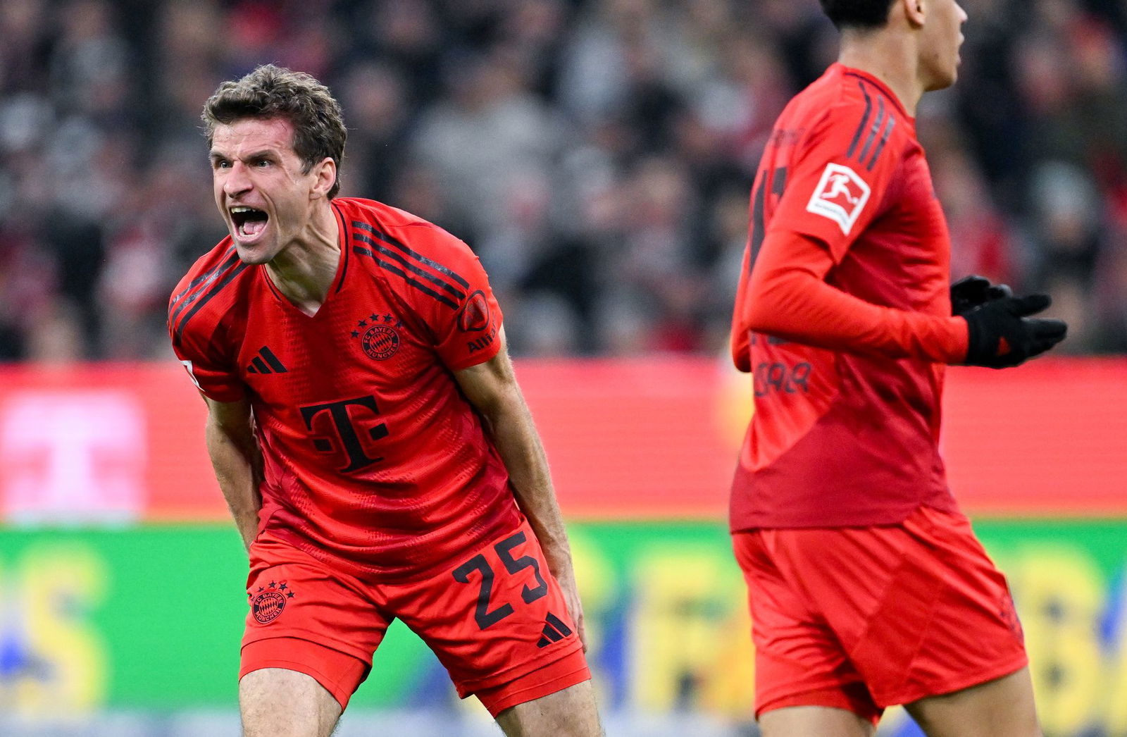 Thomas Müller (l) sieht im Sieg auch ein Signal.