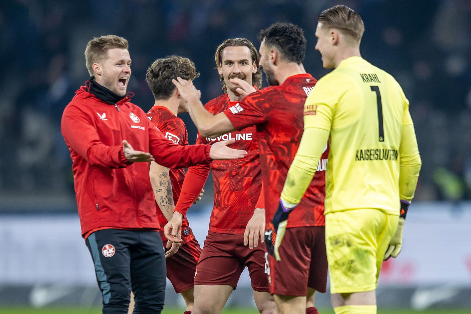 Die FCK-Profis jubeln im Berliner Olympiastadion   