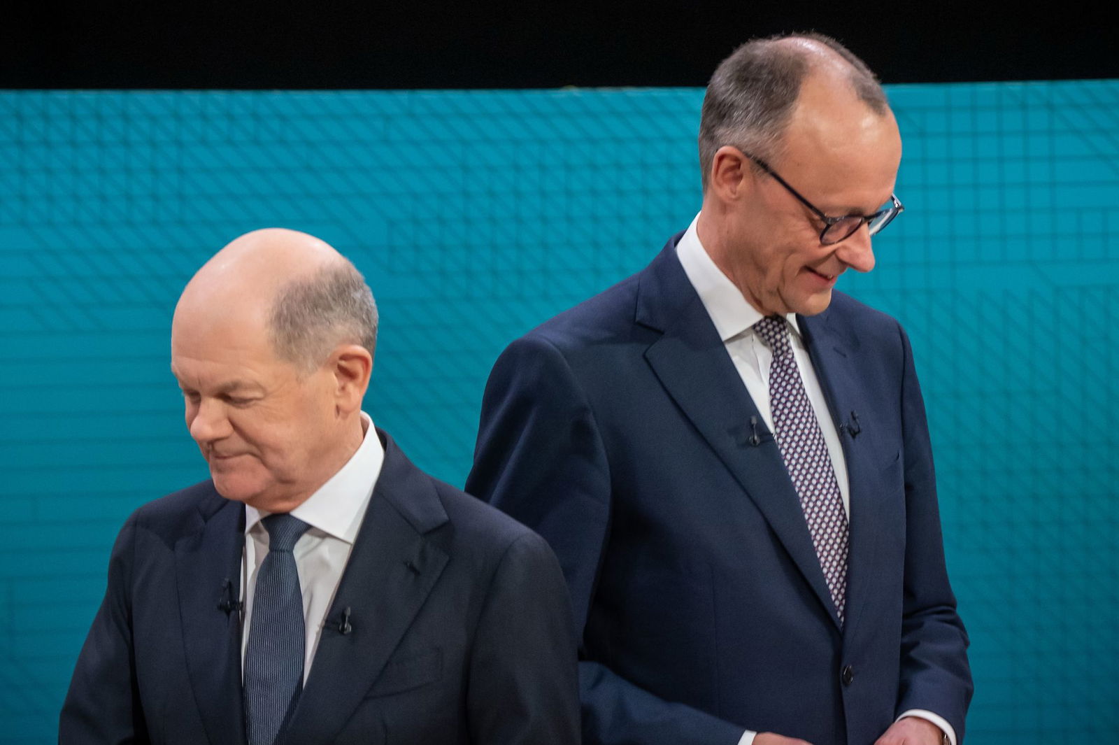 Es kann nur einen geben: Zusammen wollen Friedrich Merz (CDU) und Olaf Scholz (SPD) nicht in ein Kabinett. Zu einer Koalition ihrer Parteien könnte es trotzdem kommen. (Archivbild)