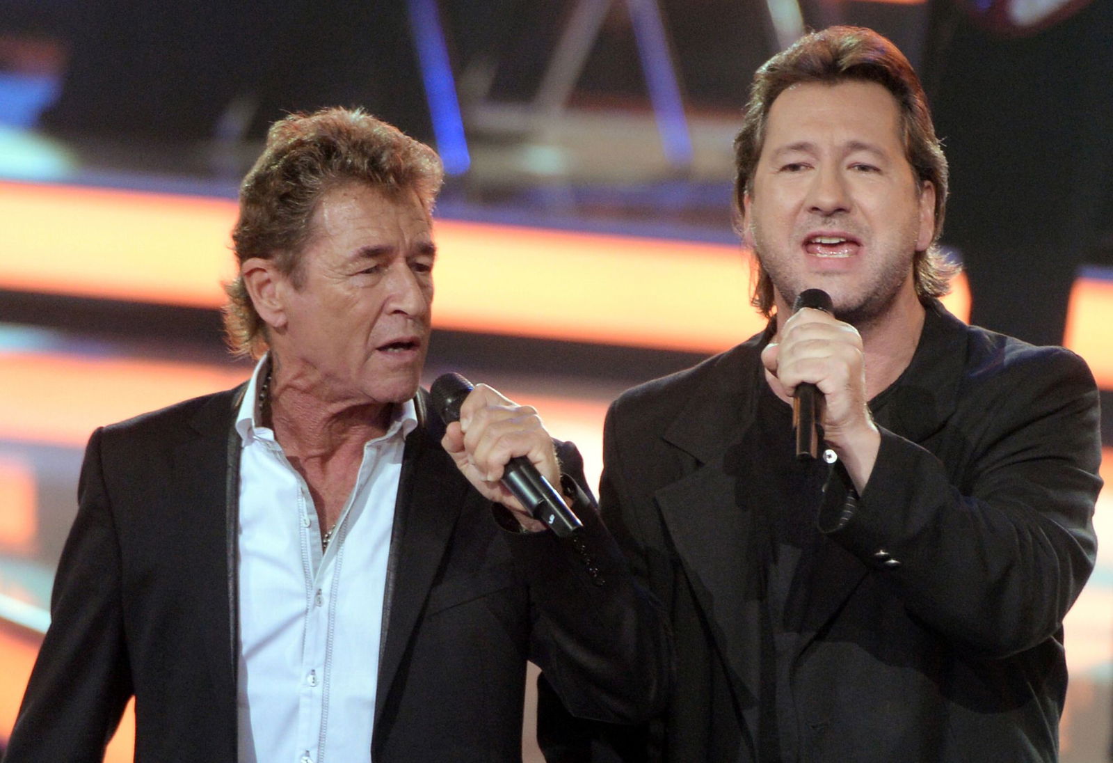 Peter Maffay - hier mit Karat-Sänger Claudius Dreilich (rechts) - hat noch vor dem Mauerfall den Karat-Song «Über sieben Brücken musst Du gehn» gecovert. (Archivbild)