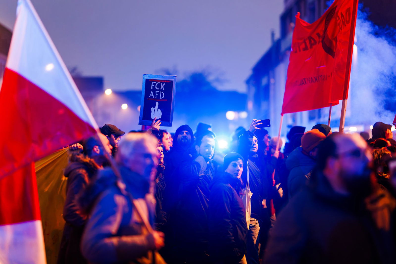 Ein Teilnehmer der Demonstration hielt ein Schild mit der Aufschrift «FCK AFD» hoch.