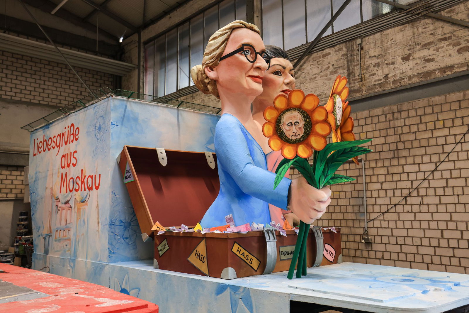 Dieser Motivwagen soll beim diesjährigen Rosenmontagszug in Köln die Jecken erheitern.