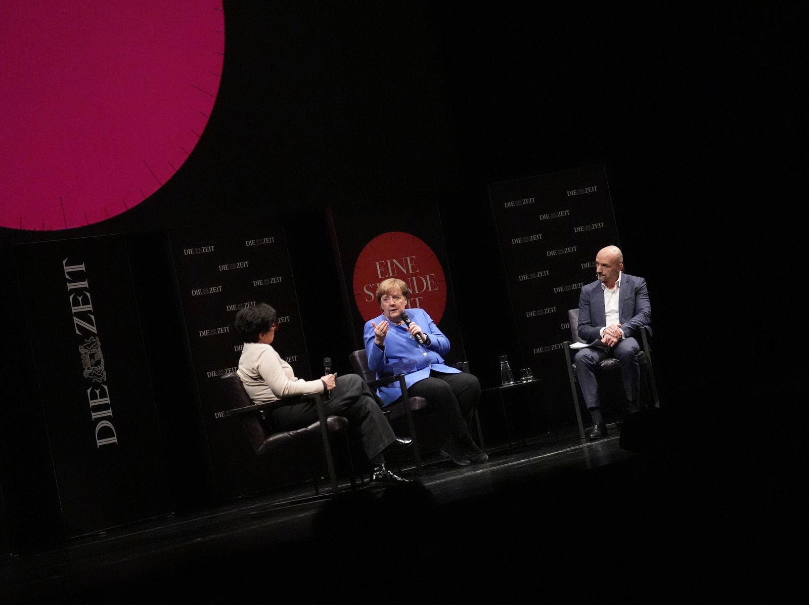 Und dann sucht Angela Merkel plötzlich nach Worten. 