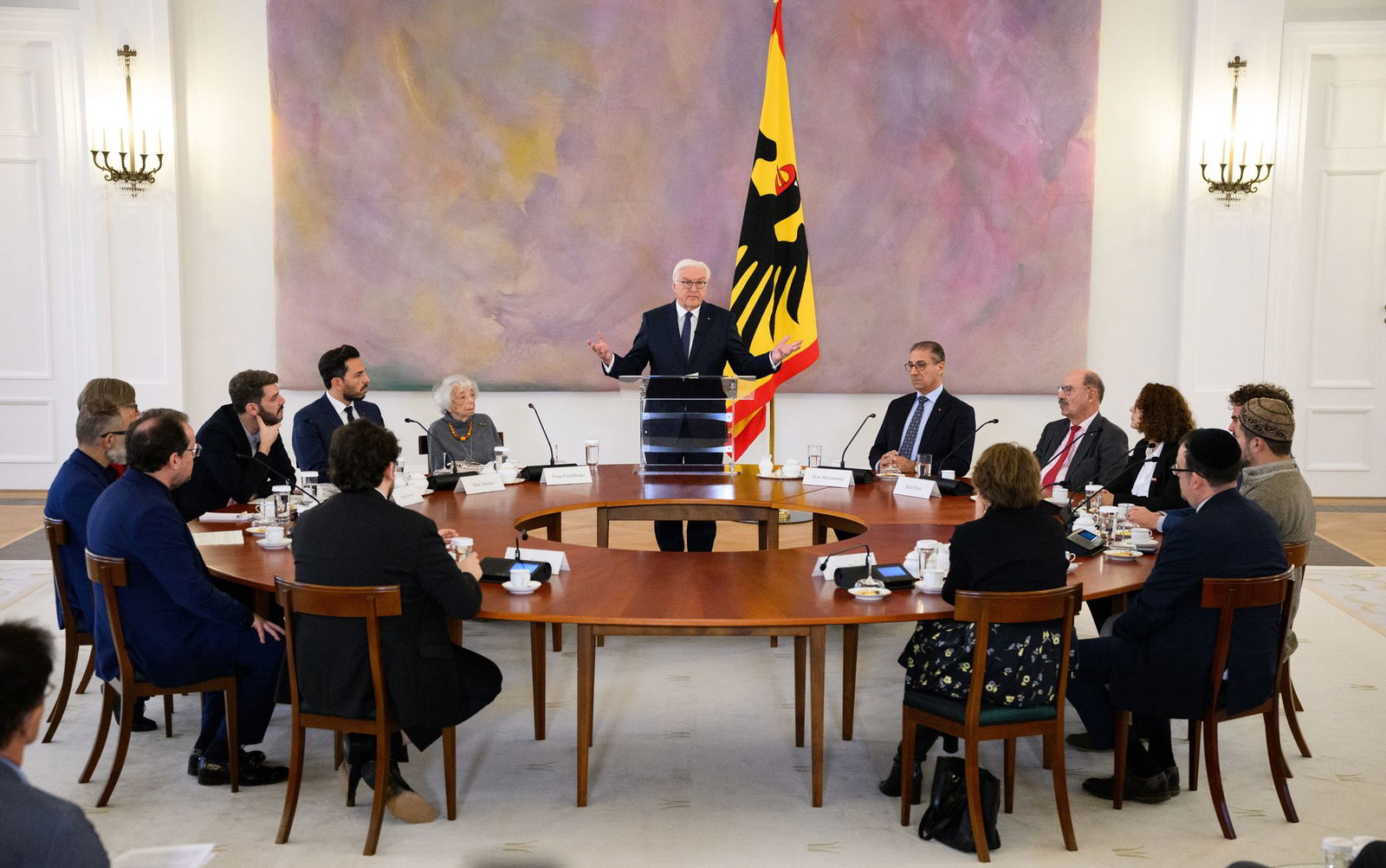 Im November 2023 lud Bundespräsident Frank-Walter Steinmeier zu einer Diskussion mit dem Titel «Krieg in Nahost: Für ein friedliches Zusammenleben in Deutschland!» ins Schloss Bellevue. Teilnehmer waren Menschen, die in der täglichen Arbeit für ein fried…