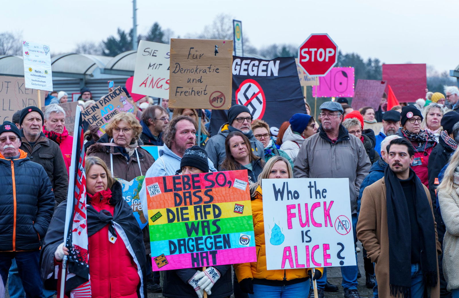 Hunderte Menschen demonstrierten vor der Halle friedlich gegen die AfD.